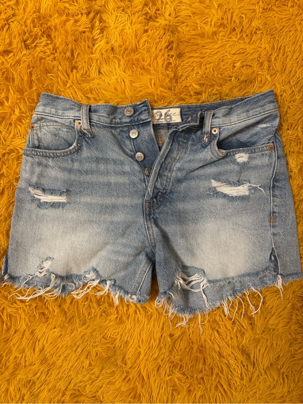 FREE PEOPLE | distressed denim shorts Sz 26